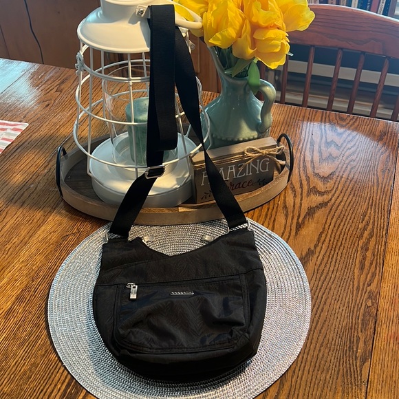 Baggallini Handbags - Baggallini Pocket Crossover Crossbody Fabric Bag Black